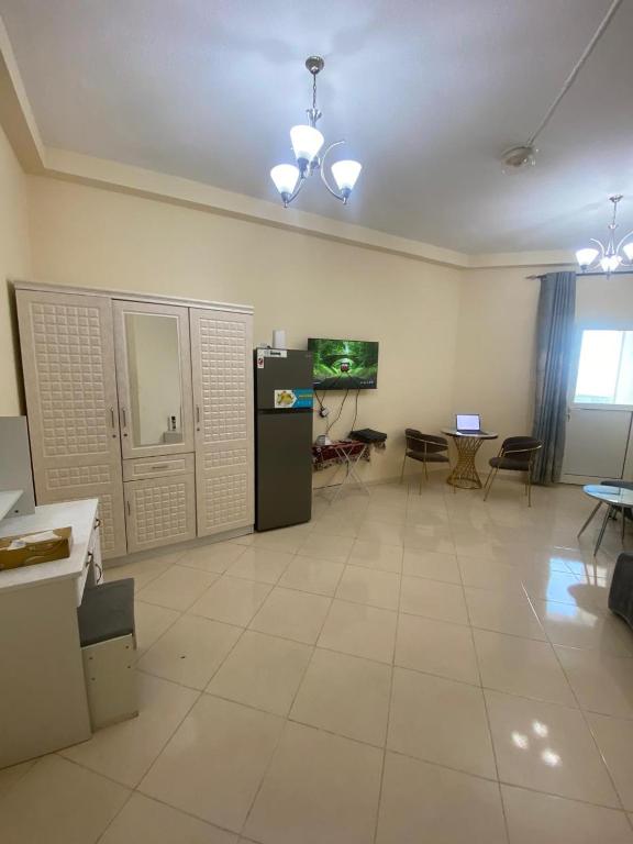 Kuchyň nebo kuchyňský kout v ubytování Cozy Studio In Orient Towers Ajman