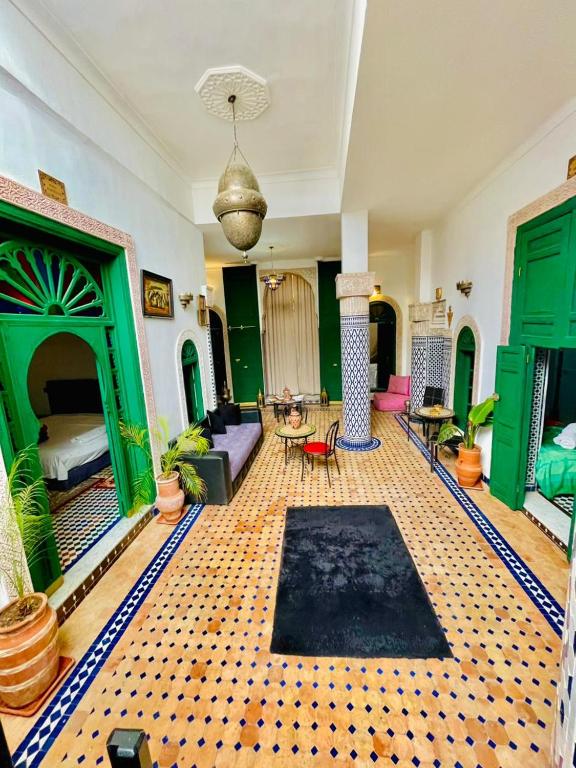 un soggiorno con porte verdi e un tappeto di Dar Jardin Majorelle Fez a Fes