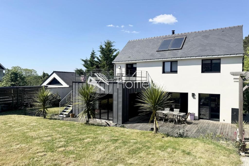 une maison avec un solarium sur son côté dans l'établissement Villa bord de mer Terrasse & accès plage à pied, à Guidel