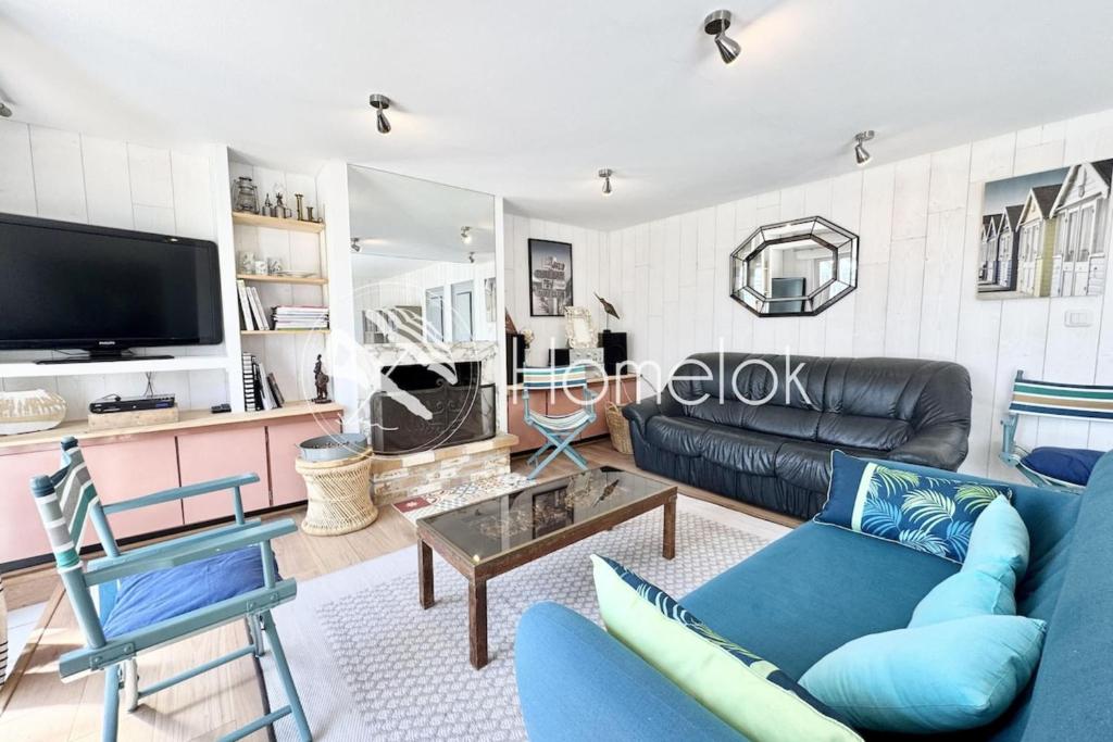 un salon avec un canapé et une table dans l'établissement Spacieuse maison au bord des plages, à Ploemeur