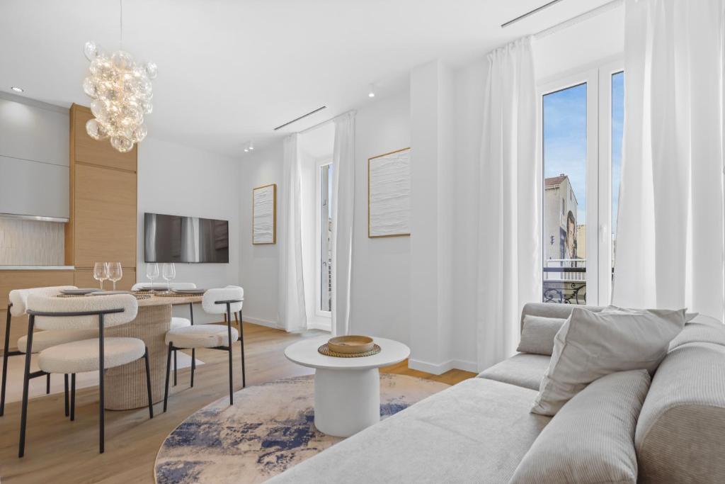 un salon avec un canapé et une table dans l'établissement Magnifique appartement centre-ville - Palais 5min, à Cannes