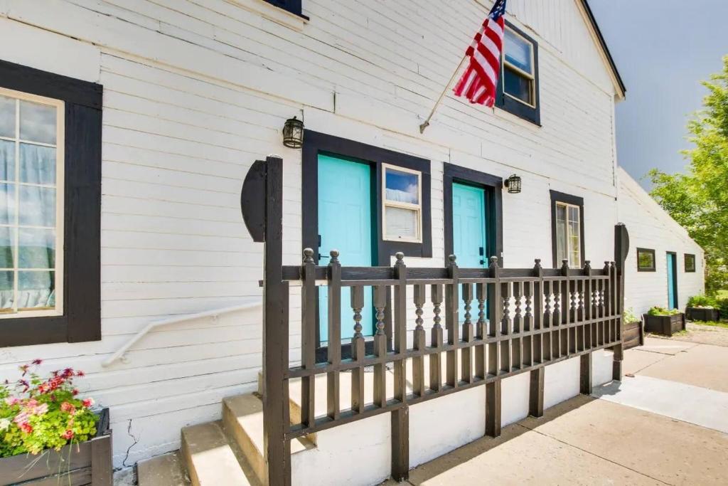 Una casa bianca con una recinzione e una bandiera americana di Bear Lake Private Suite -Sleeps 5 -Historic Paris a Paris