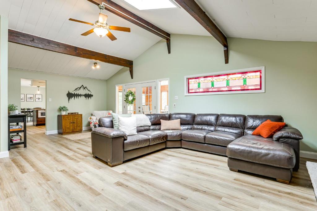 sala de estar con sofá de cuero y ventilador de techo en half Mi to Boat Ramp Lake Wallenpaupack Retreat!, en Lakeville