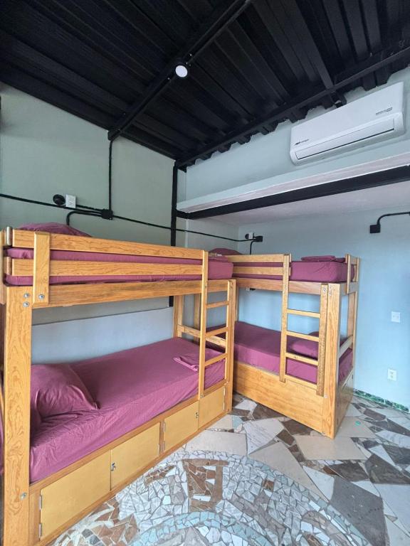 Palanda nebo palandy na pokoji v ubytování Canova Hostel & Pizza