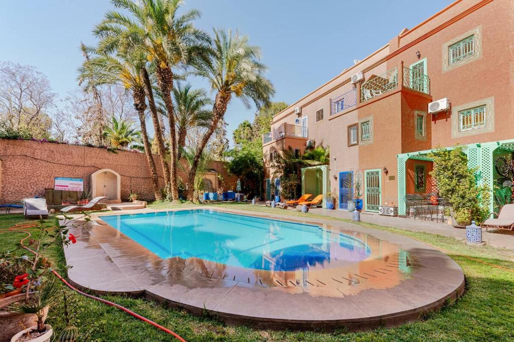 - une piscine dans une cour à côté d'un bâtiment dans l'établissement 16 Riads, à Marrakech