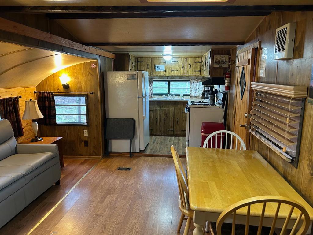 Kuchyň nebo kuchyňský kout v ubytování Grandview Cabins & RV Resort