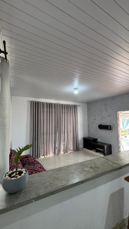Una sala de estar con un sofá y una ventana. en Family-friendly and cozy atmosphere, en Boa Vista