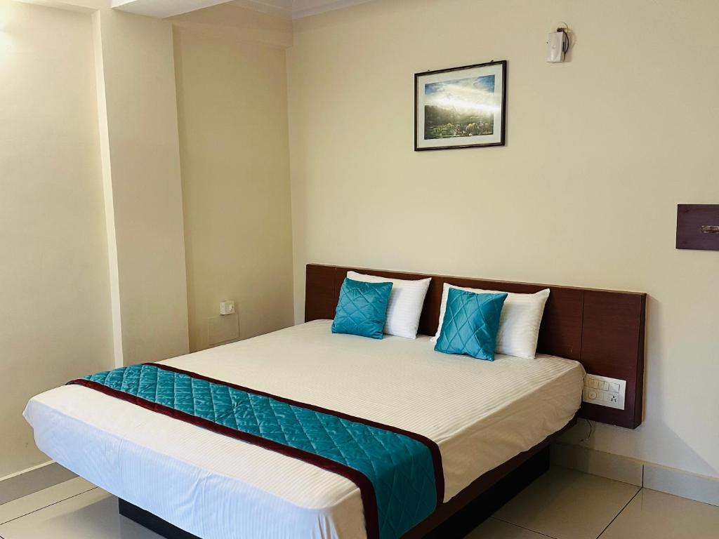Postel nebo postele na pokoji v ubytování GVK Holiday Inn