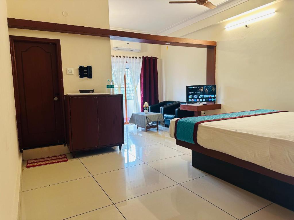 Postel nebo postele na pokoji v ubytování GVK Holiday Inn