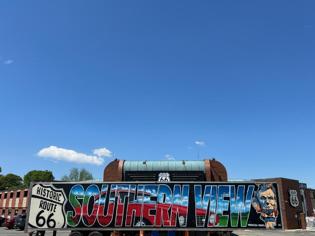 Un mural en el costado de un edificio con un tren. en Route 66 Hotel, Southern View, Illinois, en Springfield