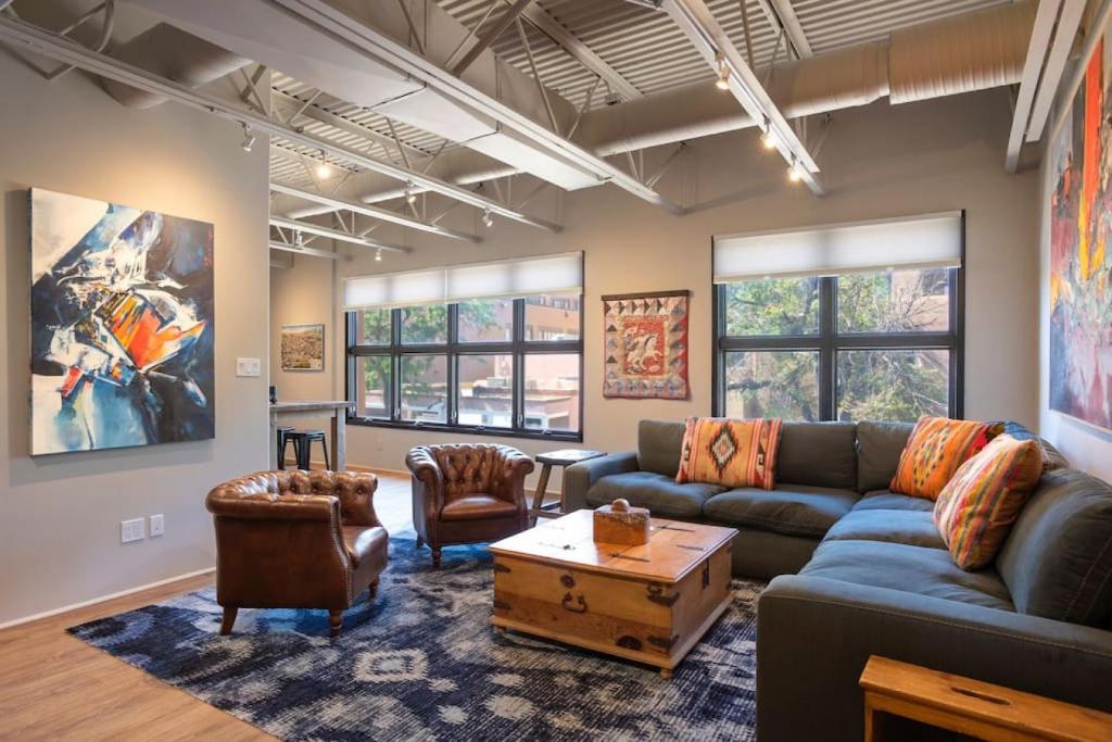Una sala de estar con un sofá y sillas y una mesa. en Luxury in the Heart of Historic Downtown Santa Fe 1050 Sq Ft, en Santa Fe