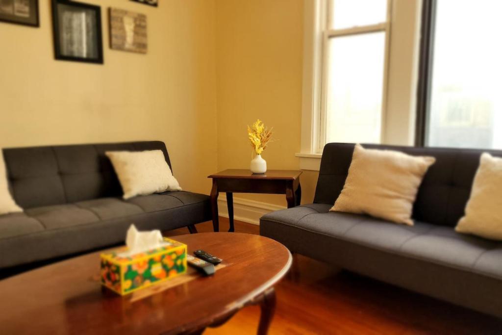 Χώρος καθιστικού στο Cozy 1 Bed by the Lake park