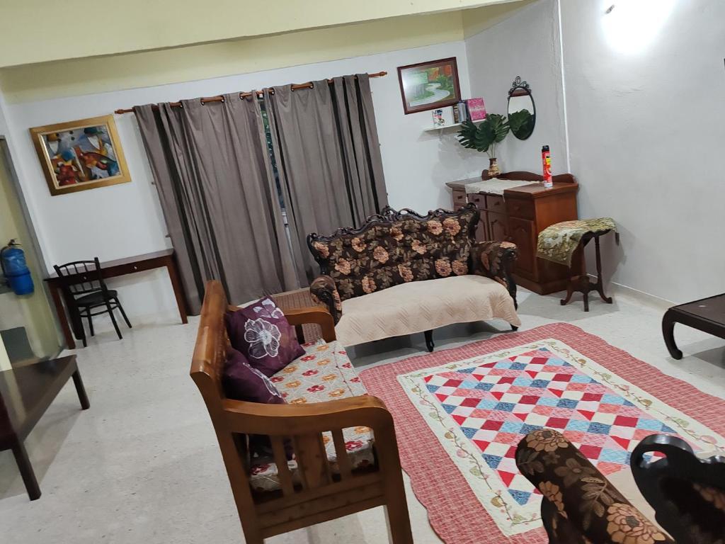 un salon avec un canapé et une table dans l'établissement OneB Homestay Shah Alam, 9 pax, I-city near, Wifi, à Shah Alam