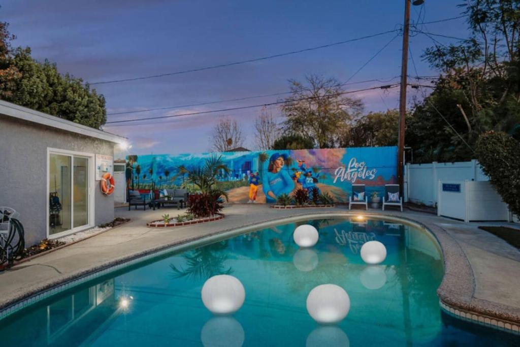 Πισίνα στο ή κοντά στο Blue Haven Solar Pool Heat Parking Billiards