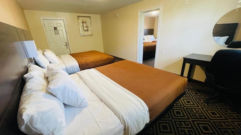 Una cama o camas en una habitación de Falls Lodge & Suites