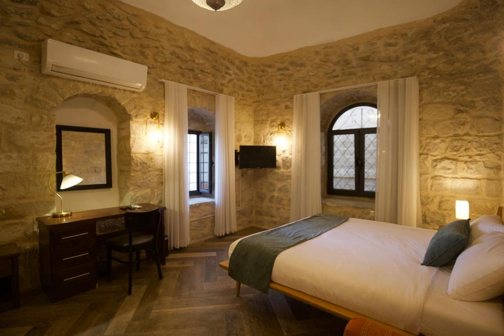 Postel nebo postele na pokoji v ubytování Petrakis Inn