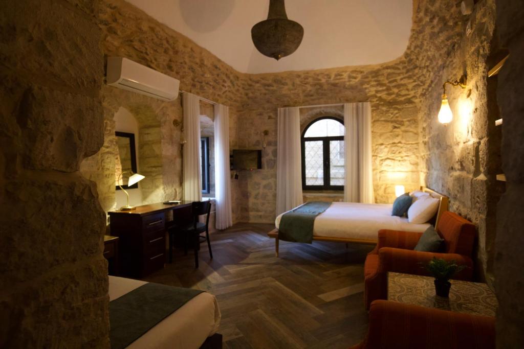 Postel nebo postele na pokoji v ubytování Petrakis Inn