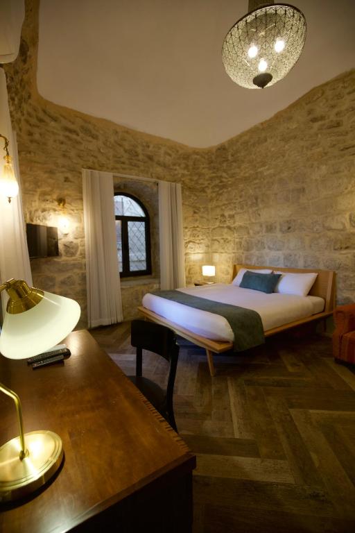 Postel nebo postele na pokoji v ubytování Petrakis Inn