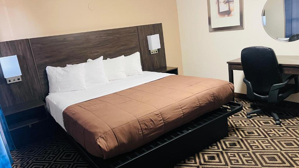 Una cama o camas en una habitación de Falls Lodge & Suites
