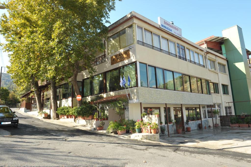 un bâtiment situé sur le côté d'une rue dans l'établissement Minaides Hotel, à Kakopetriá