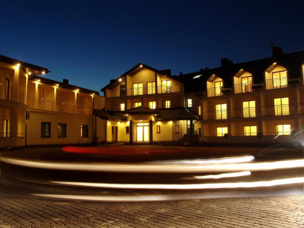 długie zdjęcie budynku w nocy w obiekcie Hotel Spa Rusałka w Okunince