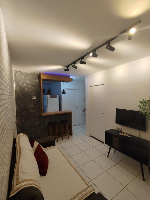 a living room with a couch and a television at Cantinho da harmonia-Morada Nova in Petrolina
