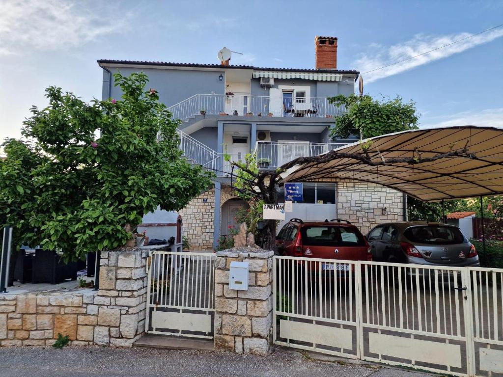 Apartments with parking space Rovinj - 23506