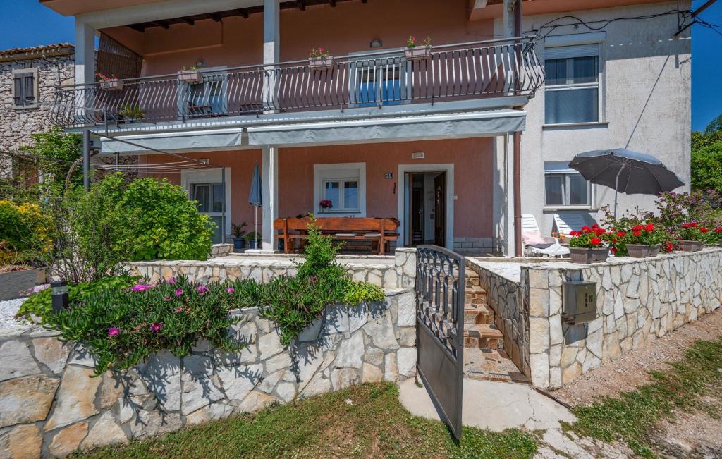 Το κτήριο όπου στεγάζεται  το διαμέρισμα