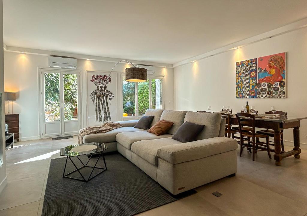 un salon avec un canapé et une table dans l'établissement La Corne dOr - Spacious 2-level villa with air conditioning, terrace and pool, à Villefranche-sur-Mer