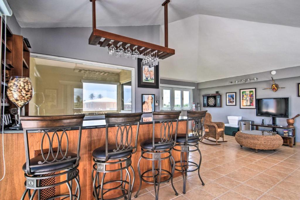 Loiza Condo with Rooftop Patio - Walk to Beach! - Apartment