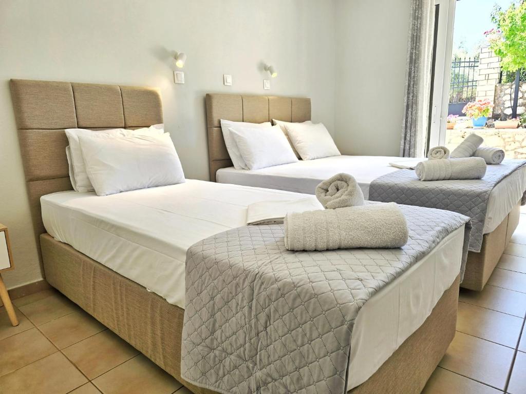 Postel nebo postele na pokoji v ubytování Amarandos Inn -2025renovated
