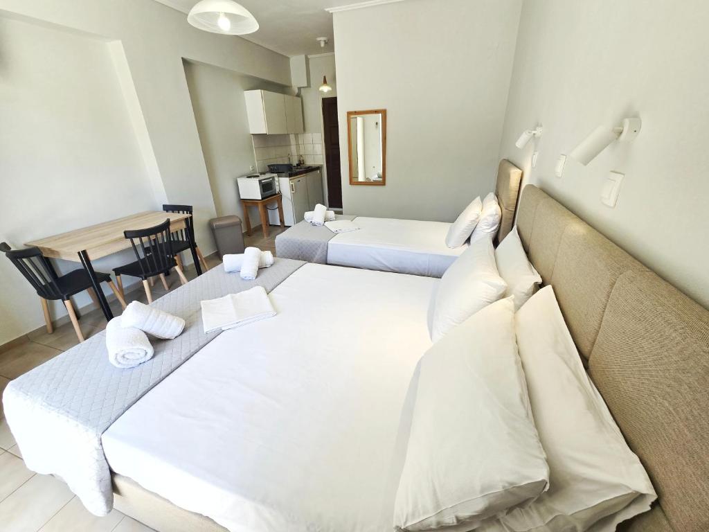 Postel nebo postele na pokoji v ubytování Amarandos Inn -2025renovated