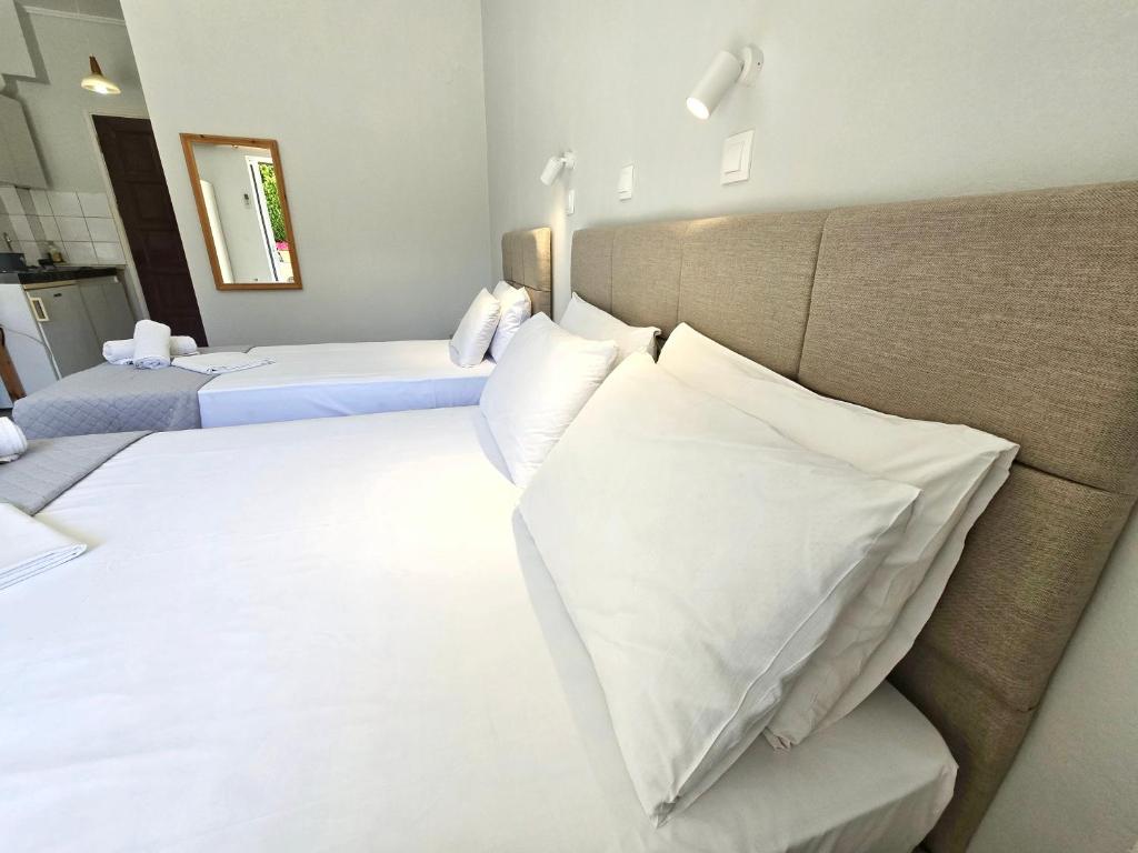 Postel nebo postele na pokoji v ubytování Amarandos Inn -2025renovated