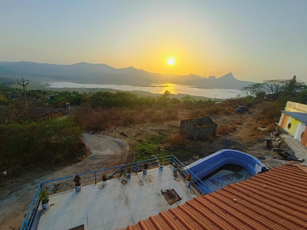 a view of the sunset from a roof of a house at Hotel Yogiraj in Jāmb