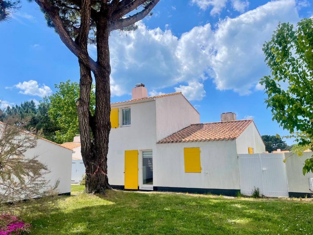 Photo de la galerie de l'établissement Maison avec piscine chauffée, tennis, Wi-Fi à 600m de la mer - FR-1-231-311, à Bretignolles-sur-Mer