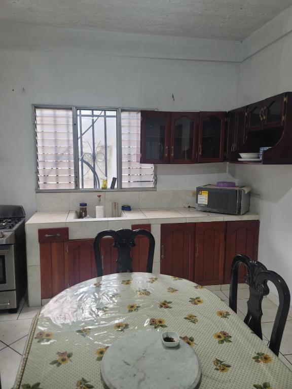 Kuchyň nebo kuchyňský kout v ubytování Hostal MURCIA