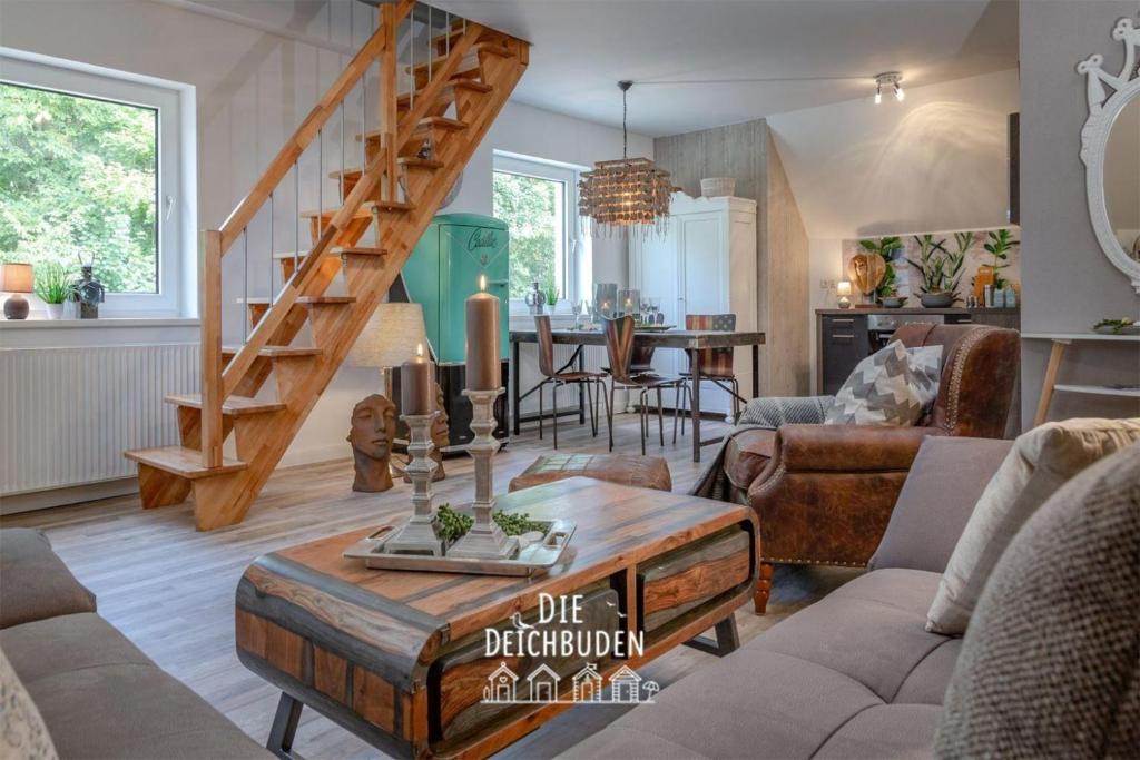 soggiorno con scala e tavolo di Bude-2 a Büsum