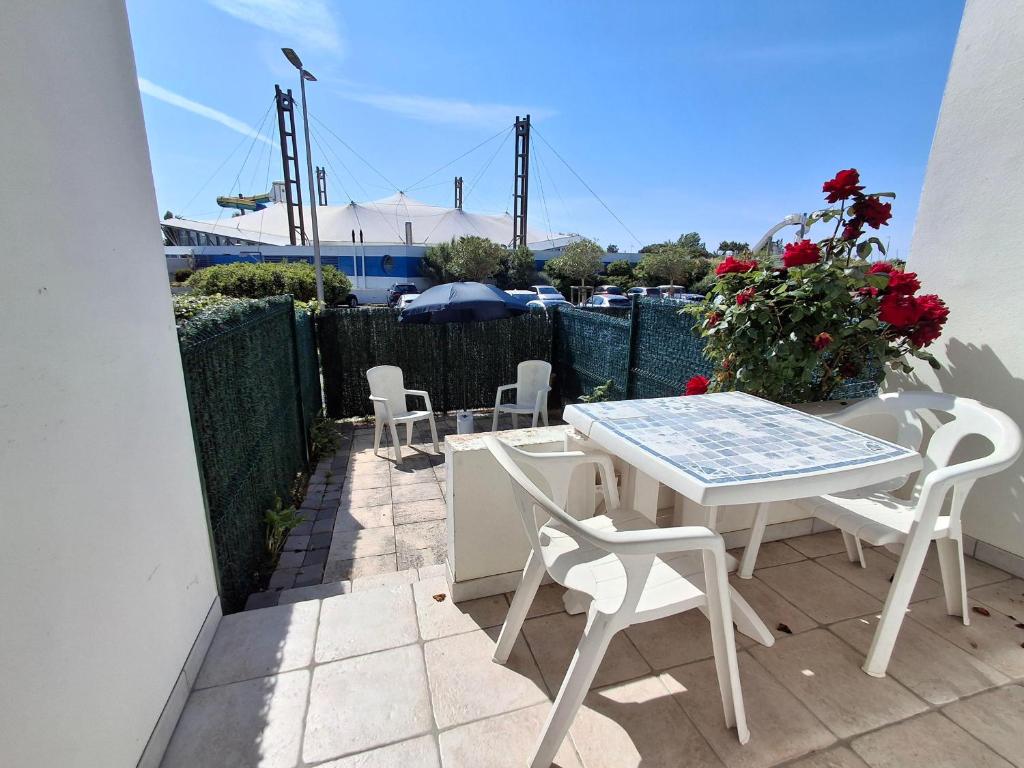 un patio avec une table et des chaises sur un balcon dans l'établissement Studio proche plage à Châtelaillon avec terrasse et parking - Animaux admis - FR-1-706-9, à Châtelaillon-Plage