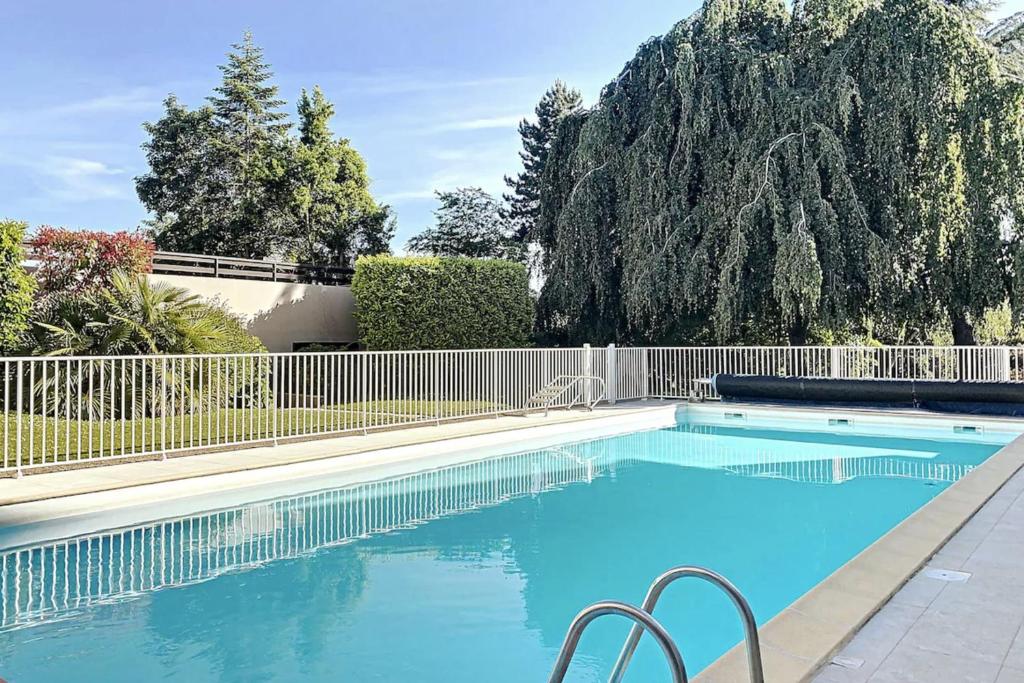 Bazén v ubytování Apartment with pool near city center nebo v jeho okolí