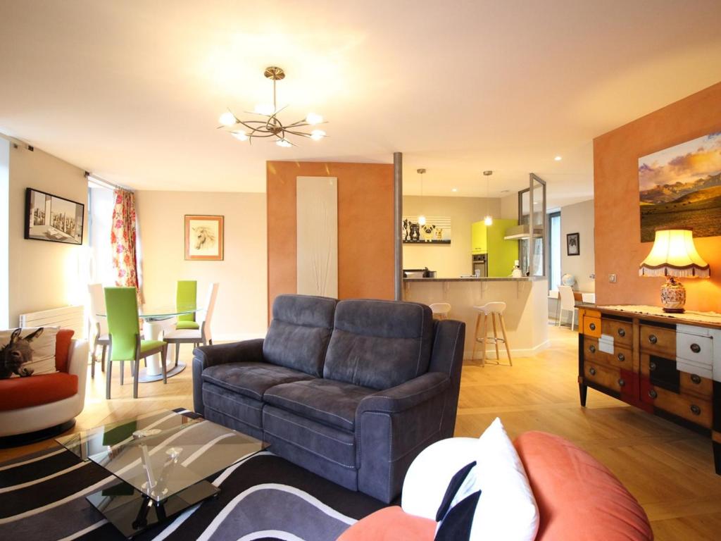 un salon avec un canapé et une table dans l'établissement Appartement T3 4 pers, Centre La Bourboule, Parking, WiFi, Chien admis - FR-1-608-293, à La Bourboule