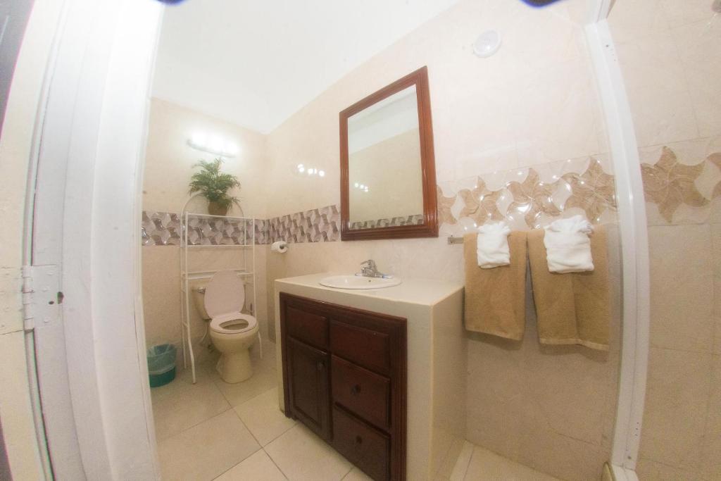 Koupelna v ubytování Dela de-Rose Guest House Negril Jamaica