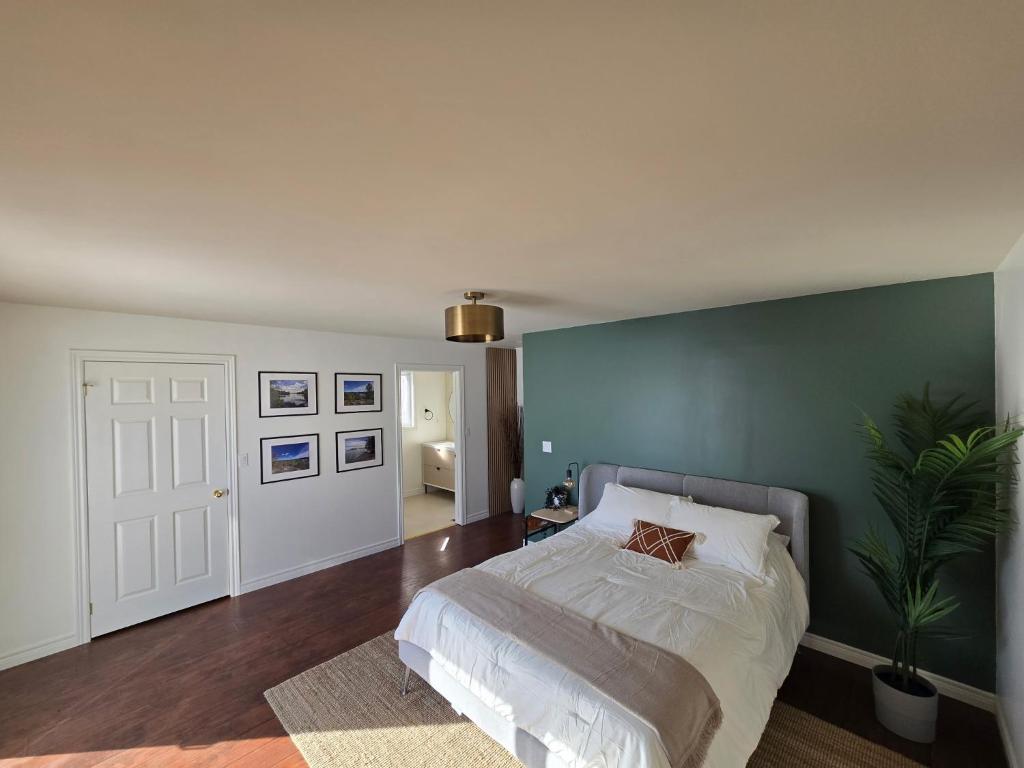 Gallery image of Luxurious waterfront retreat in Capreol