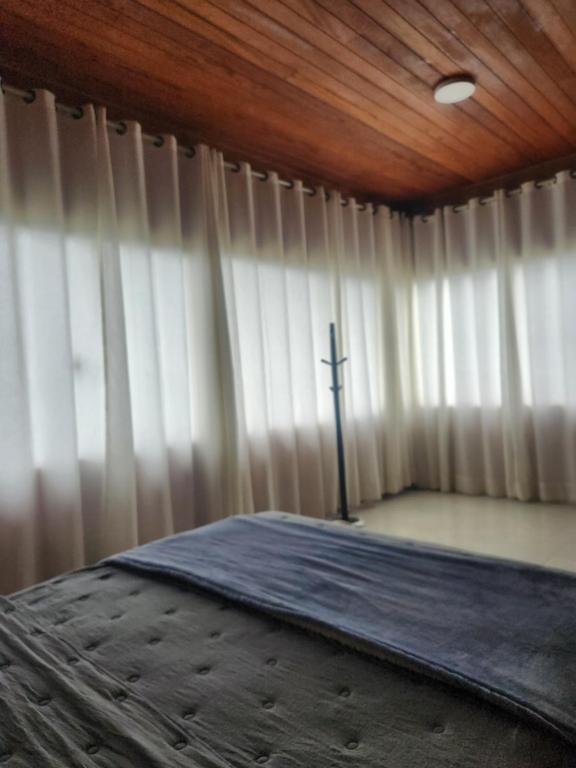 Postel nebo postele na pokoji v ubytování Chalé dos Manacás 02