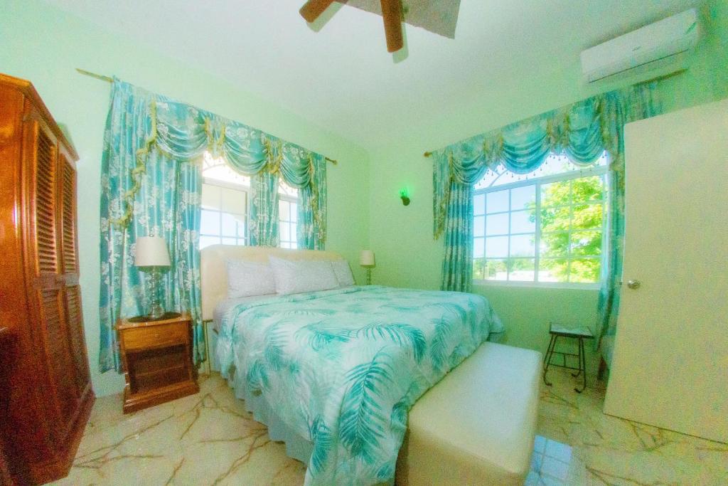 Postel nebo postele na pokoji v ubytování Dela de-Rose Guest House Negril Jamaica