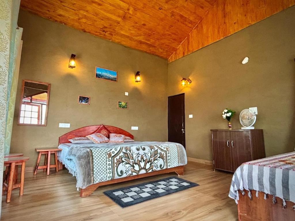Postel nebo postele na pokoji v ubytování The Chakras Valley Homestay