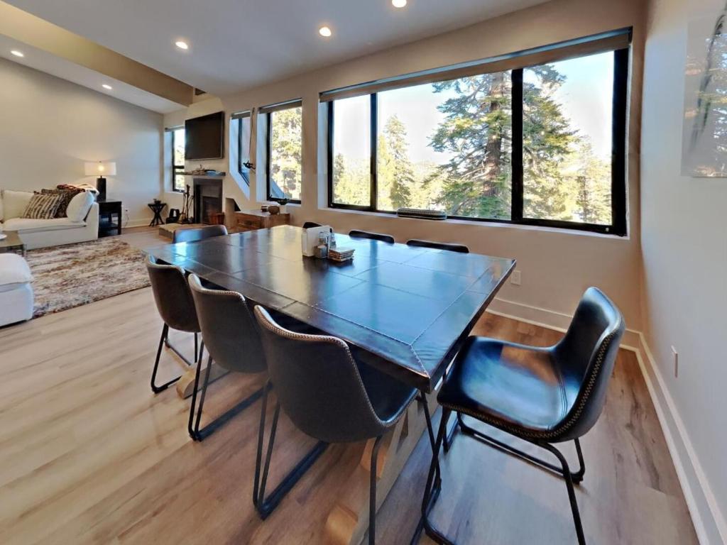 una sala da pranzo con tavolo e sedie in vetro di 1849 Condos 642 home a Mammoth Lakes