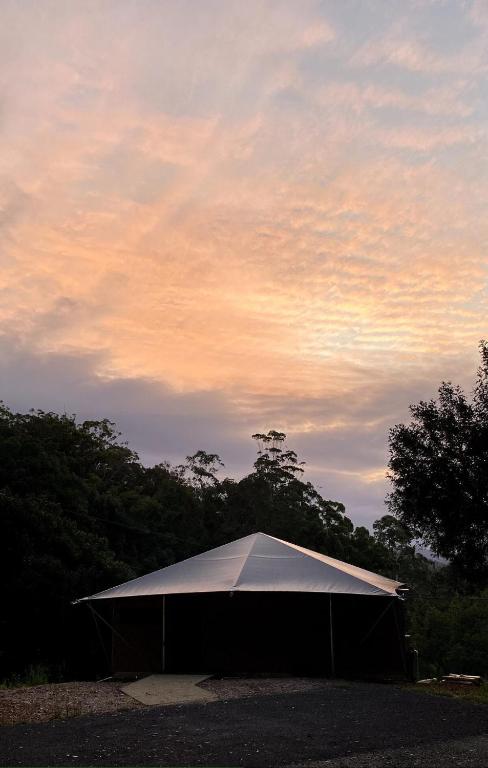 Východ nebo západ slunce při pohledu z luxury tent nebo okolí
