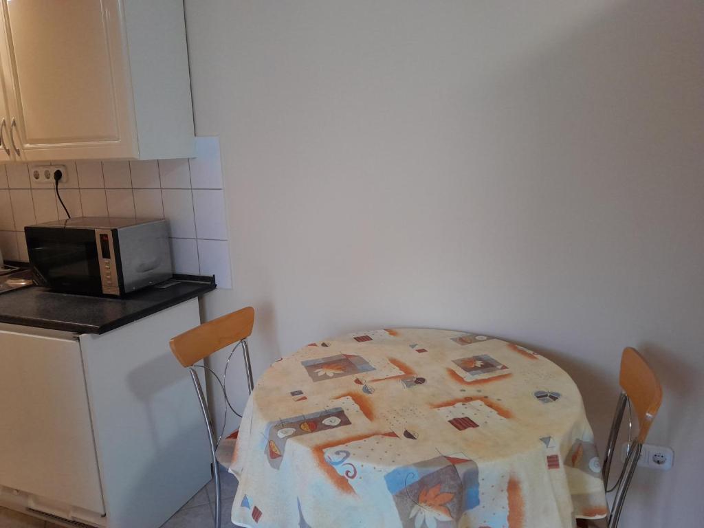 A kitchen or kitchenette at Ildiko Appertements