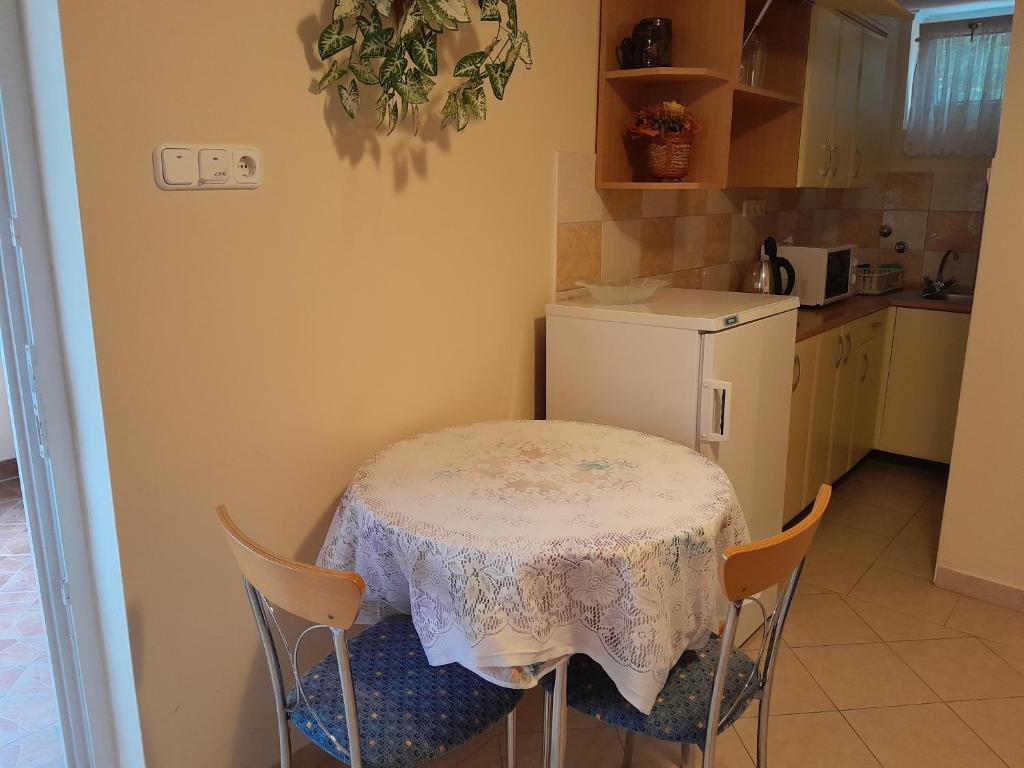 A kitchen or kitchenette at Ildiko Appertements