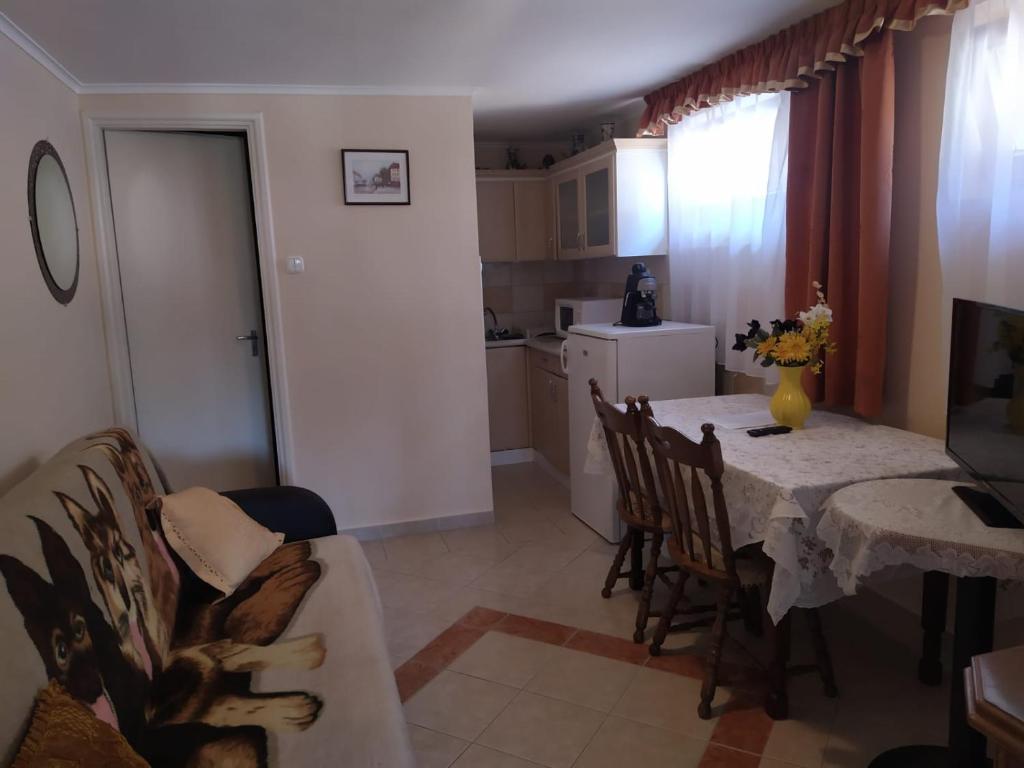 A kitchen or kitchenette at Ildiko Appertements